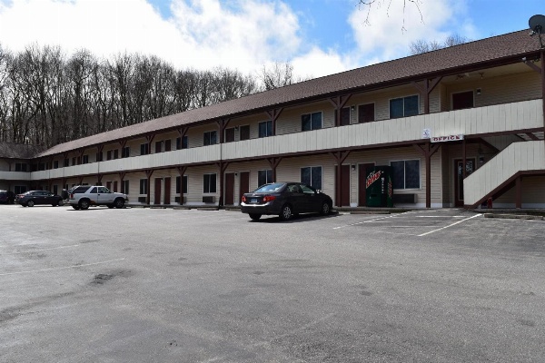 PLYMOUTH MOTOR LODGE image 1