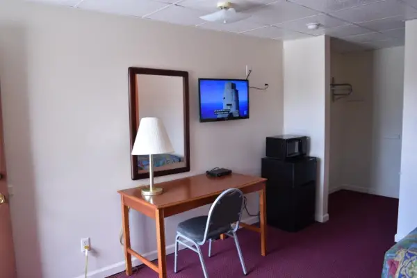 PLYMOUTH MOTOR LODGE 7